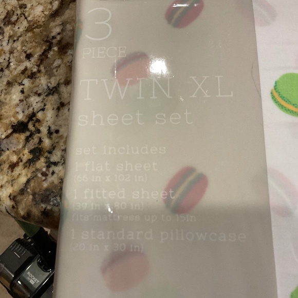 XL TWIN - Macaroon Toss Ultra Soft Sheet Set - Picture 3 of 4